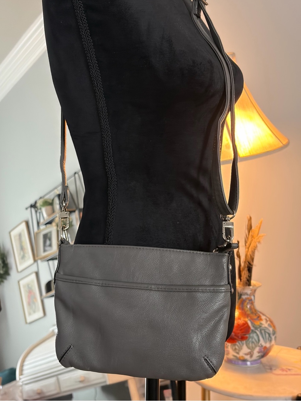 Women’s super cute cross body bag in medium gray